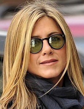 jennifer aniston wears oliver peoples